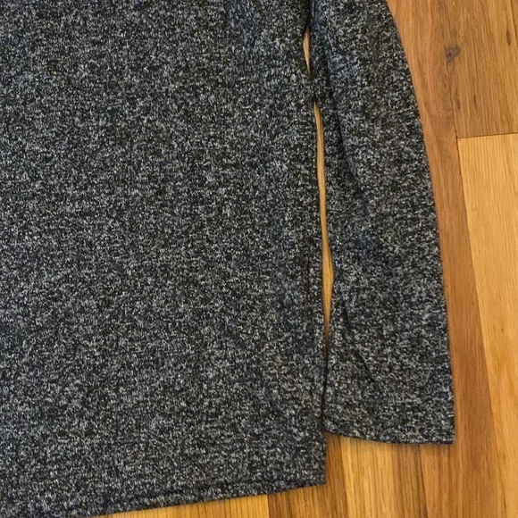 Uniqlo Women’s Gray Turtle Neck Shirt Size M - Picture 4 of 7